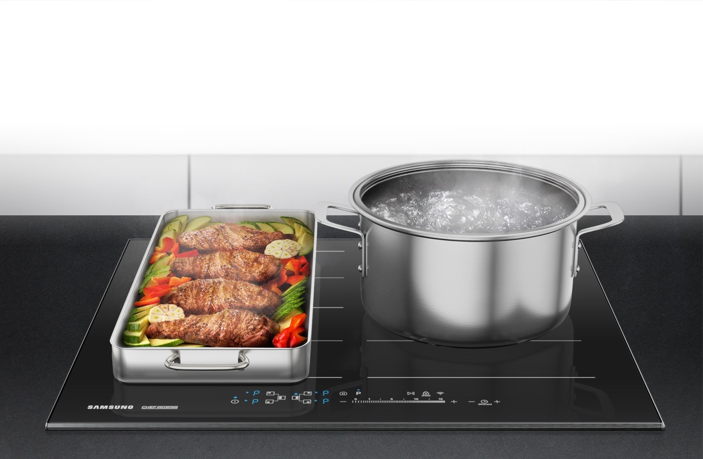 전기레인지로 음식을 조리 중인 모습입니다. 왼쪽 플렉스존에는 닭요리가 조리중이고, 오른쪽에는 물을 끓이는 모습이 보입니다.