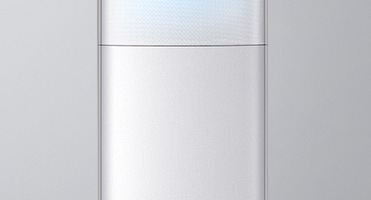 그레이 톤 벽면 앞에 세워진 무풍에어컨이 화이트 톤 수납장과 함께 조화롭게 보여집니다.