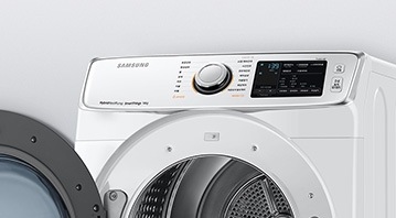 건조기의 다이얼 부분과 도어가 열린 상태의 건조통의 내부가 보입니다.