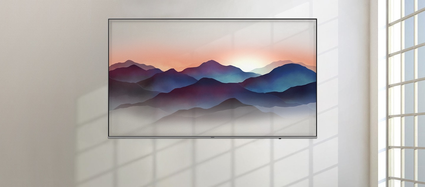 깔끔한 인테리어 벽에 QLED TV가 정면으로 걸려져 있습니다. 화면 안에는 산이 그려진 감각적인 이미지가 보여집니다.