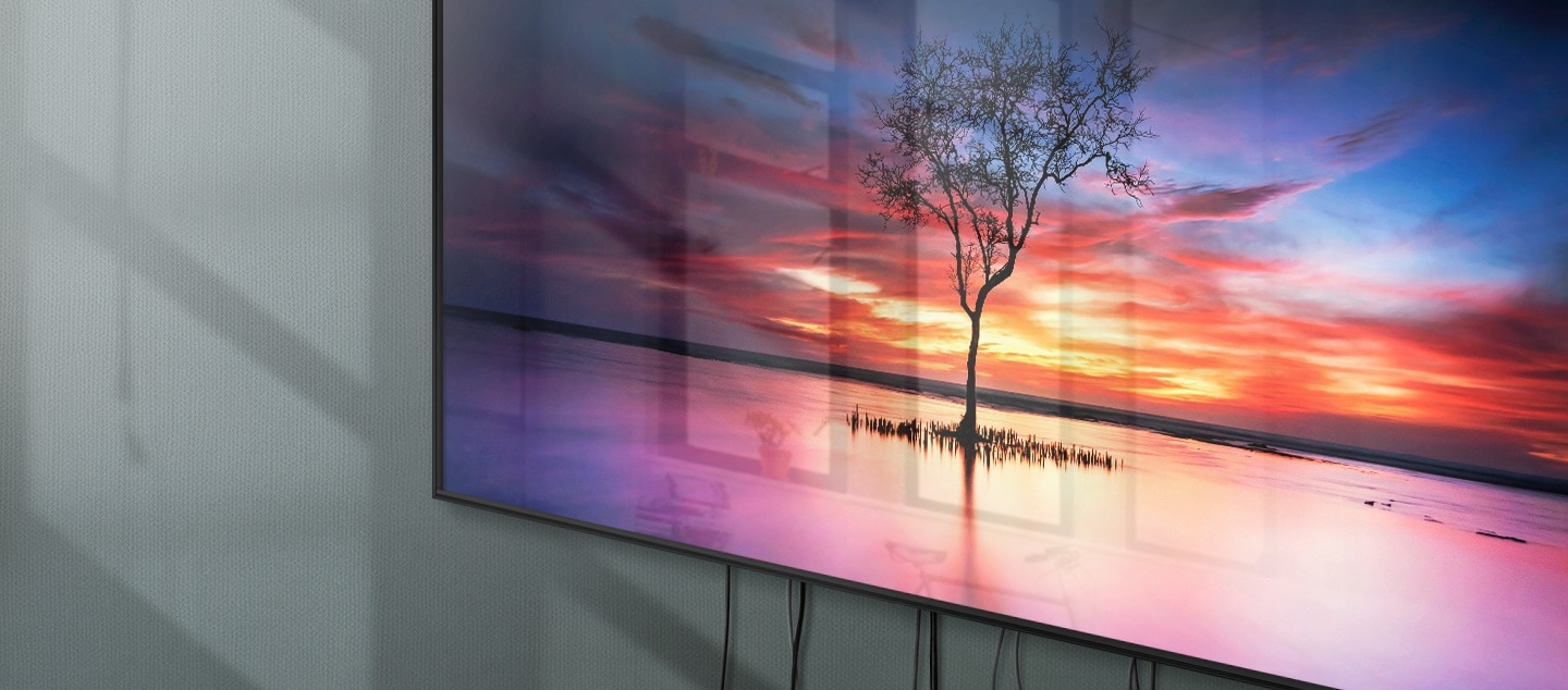 일반 TV 탭 클릭 시 노출되는 이미지 입니다. 벽에 일반 TV가 걸려져 있으며 화면 안에는 얕은 물가 위에 나무 한 그루가 보여집니다. 아침부터 밤까지 화면에 주변 그림자와 인테리어가 비춰집니다.