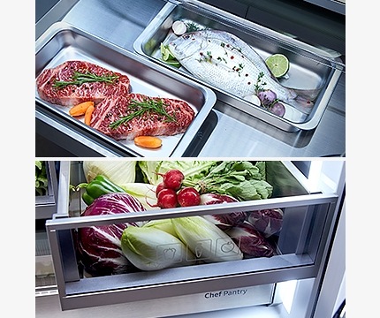 상단 이미지엔 두 개의 메탈 셰프팬트리가 있고 숙성 중인 고기와 생선이 각각 담겨져 있습니다. 하단 이미지엔 메탈 수분케어 채소실 플러스에 다양한 채소가 담겨져 있습니다.