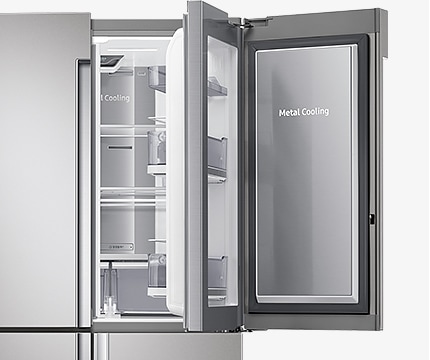 문이 열린 T9000의 내부에 메탈쿨링을 표현하는 하얀 냉기가 보입니다.