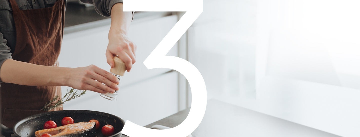 후라이팬 위에 조리 중인 연어 스테이크가 있고 그 위에 그라인더에 담긴 후추를 뿌리는 남자의 모습이 클로즈업 되어 보입니다. 이미지 오른쪽엔 3가지 이유를 뜻하는 숫자 3이 크게 쓰여져 있습니다.