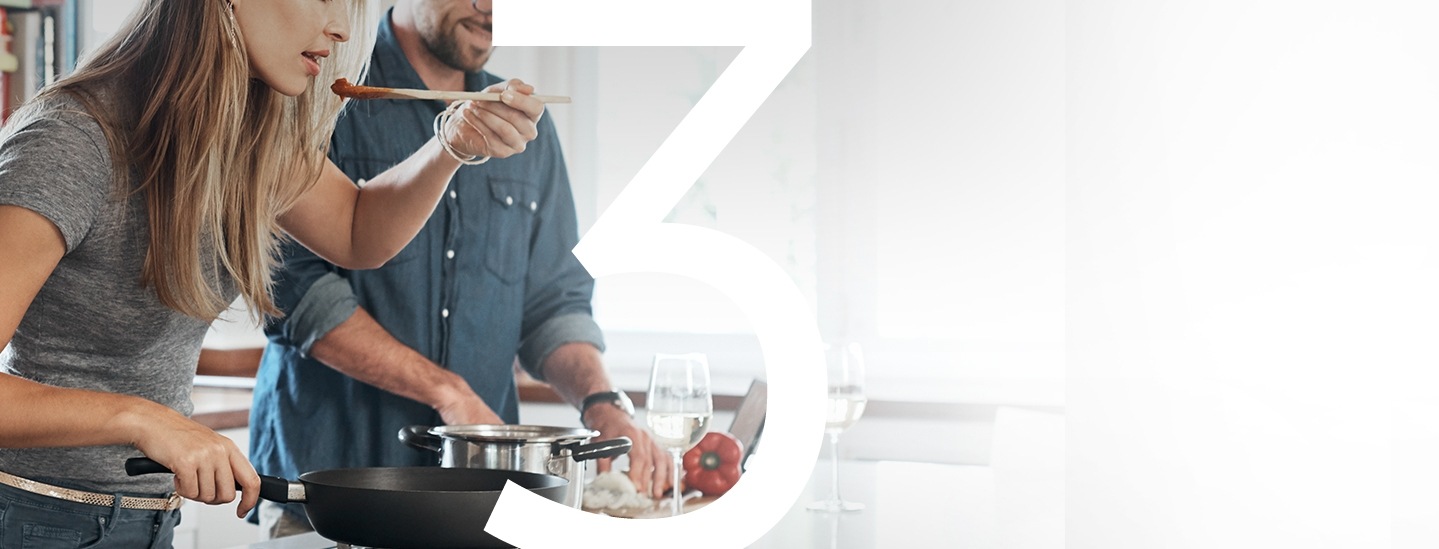 한 손으론 인덕션 위에 놓여진 후라이팬을 잡고 있고 다른 한 손으론 나무 주걱으로 음식의 맛을 보려는 여자가 있습니다. 그 옆엔 미소를 지으며 요리를 도와주는 남자가 있습니다. 이미지 오른쪽엔 3가지 이유를 뜻하는 숫자 3이 크게 쓰여져 있습니다.