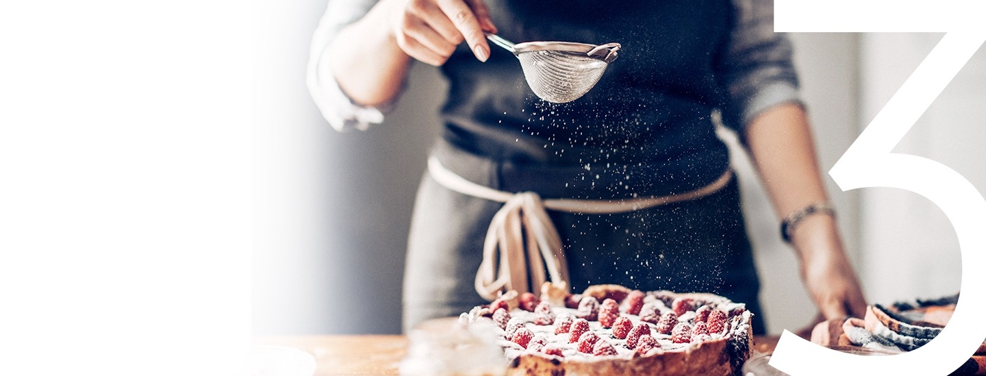 주방에서 요리용 거름채를 손에 들고 설탕 가루를 딸기 파이 위에 뿌리는 여자가 있습니다. 이미지 오른쪽엔 3가지 이유를 뜻하는 숫자 3이 크게 쓰여져 있습니다.