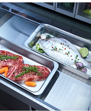 두 개의 메탈 셰프팬트리가 있고 숙성 중인 고기와 생선이 각각 담겨져 있습니다.