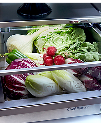 메탈 수분케어 채소실 플러스에 다양한 채소가 담겨져 있습니다.