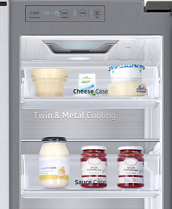 히든 디스플레이를 통해 냉장고 문 선반에 놓여진 식재료들이 보여집니다.