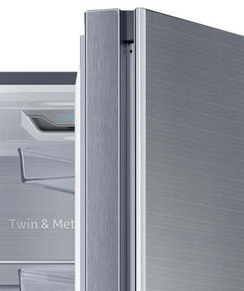 살짝 열려진 H9000의 문을 클로즈업해 히든 핸들의 모양을 보여줍니다.