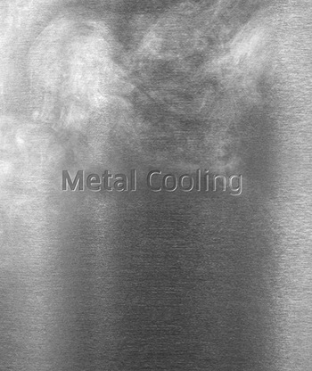 메탈 소재의 판에 영문으로 트리플 앤 메탈 쿨링이라고 각인되어 있습니다.