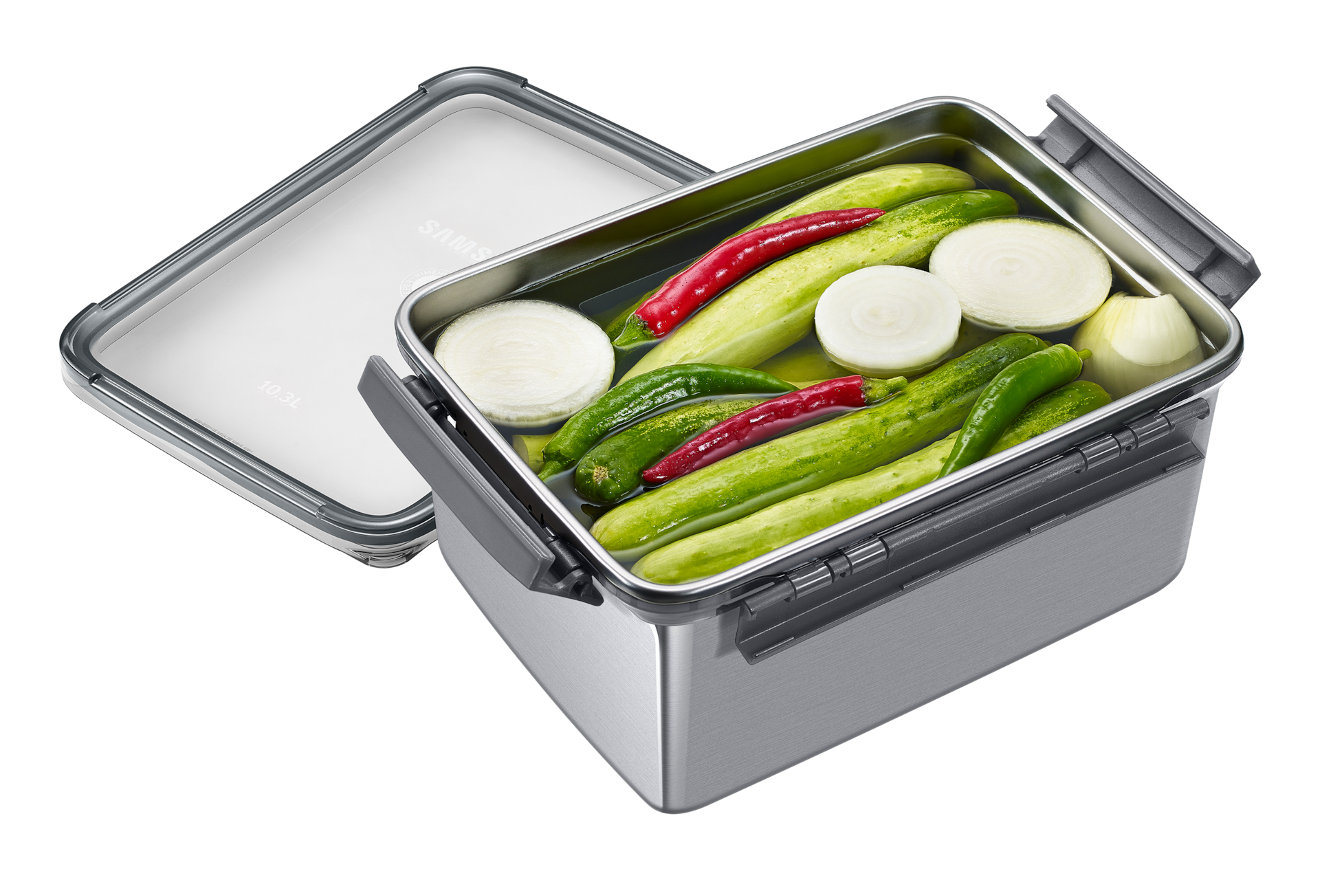 메탈쿨링 김치통 10.3L 1개 (RK***58*/RK***49*/RQ58*/RQ49*/RQ33* 상칸) 우측 측면 탑뷰, 김치통 뚜껑 열린 상태에서 오이 및 고추 등 다양한 채소 담긴 푸드컷