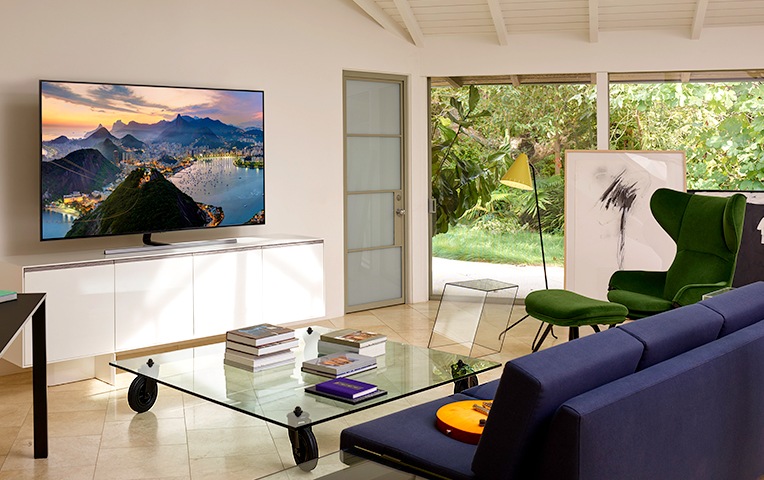 Wide viewing angle on Samsung QLED Smart TV (Q80R)