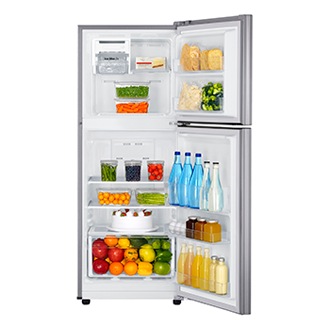 [ตู้เย็น สีเงิน กำลังเปิดประตู ทั้ง 2 ประตู มีผัก น้ำ ผลไม้ แช่อยู่ข้างใน]