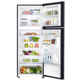 มุมมองด้านหน้า แบบเปิดพร้อมตัวอย่างอาหารด้านในของตู้เย็น 2 ประตู สีดำ พร้อม Twin Cooling Plus ช่วยให้อาหารและเครื่องดื่มของคุณสดชื่น