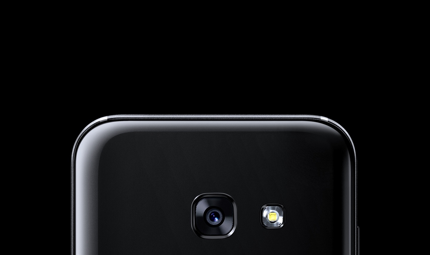 Основная камера Galaxy A3 (2017) крупным планом.