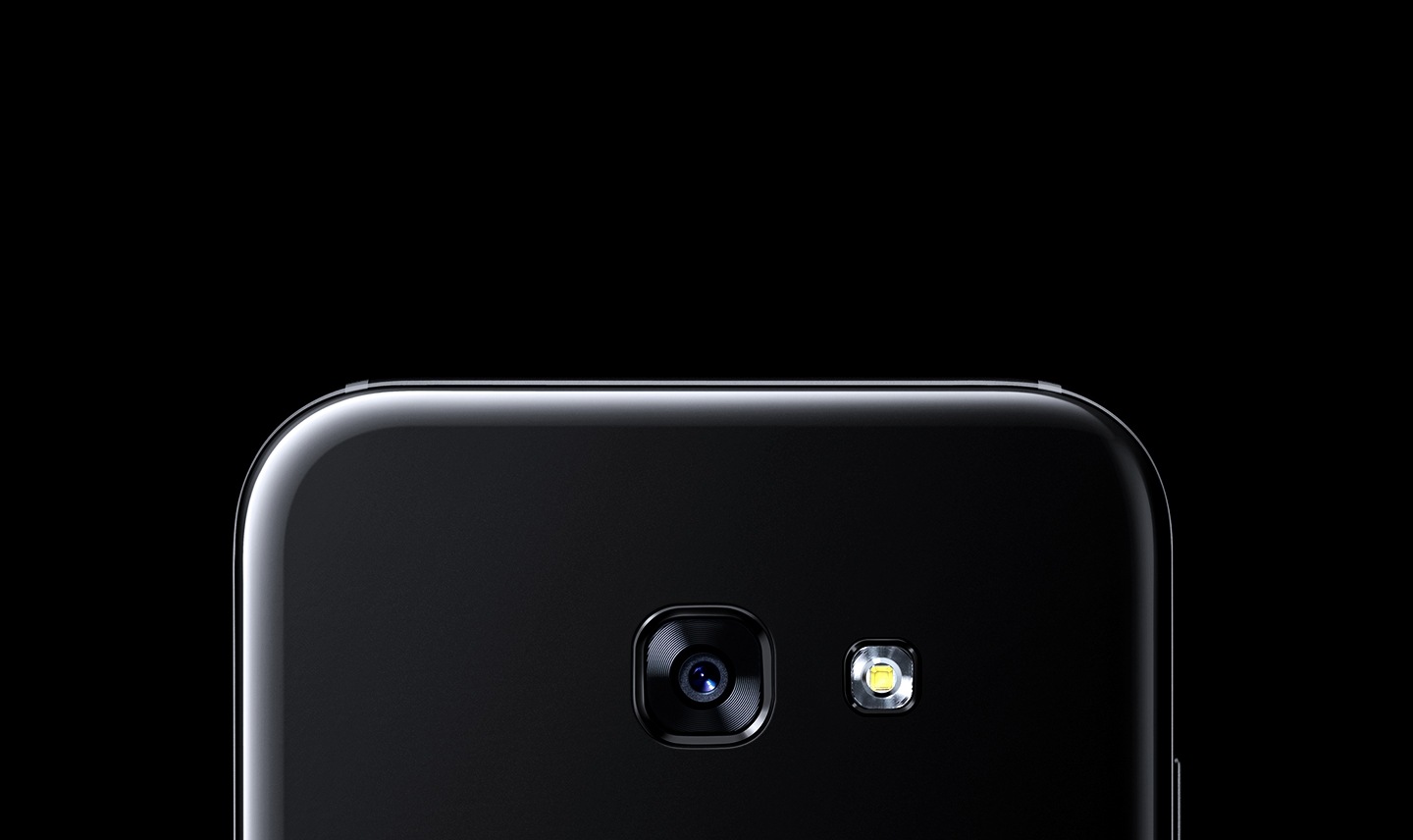 Основная камера Galaxy A5 (2017) крупным планом.
