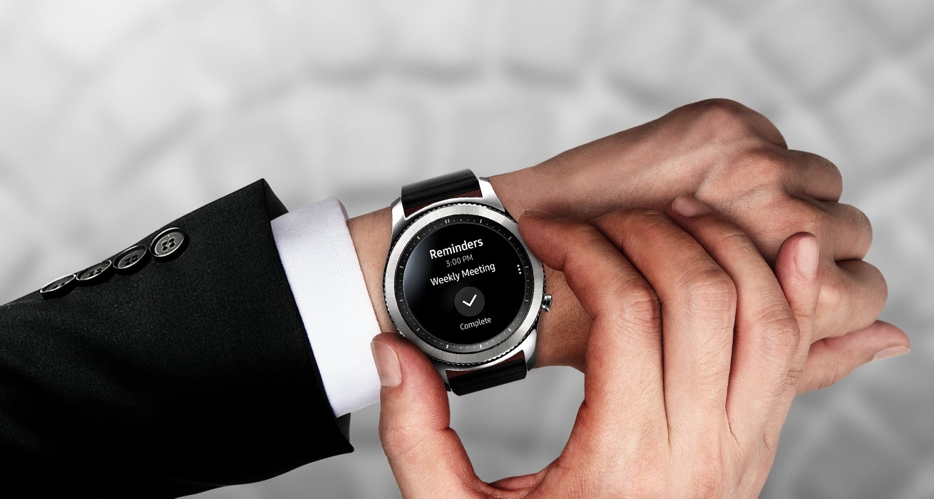 Как выключить часы самсунг. Samsung Gear s3 Classic. Виртуальные часы. Hand SMARTWATCH. SMARTWATCH on hand.