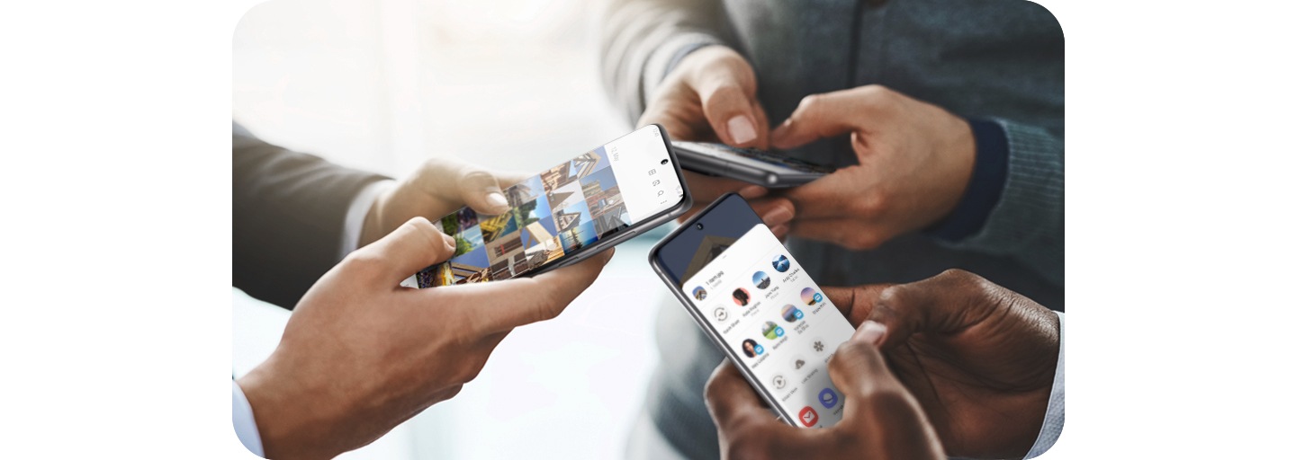 Tre uomini tengono in mano dei Galaxy S20 Ultra,  uno con l'interfaccia Quick Share sullo schermo e un altro con la Galleria