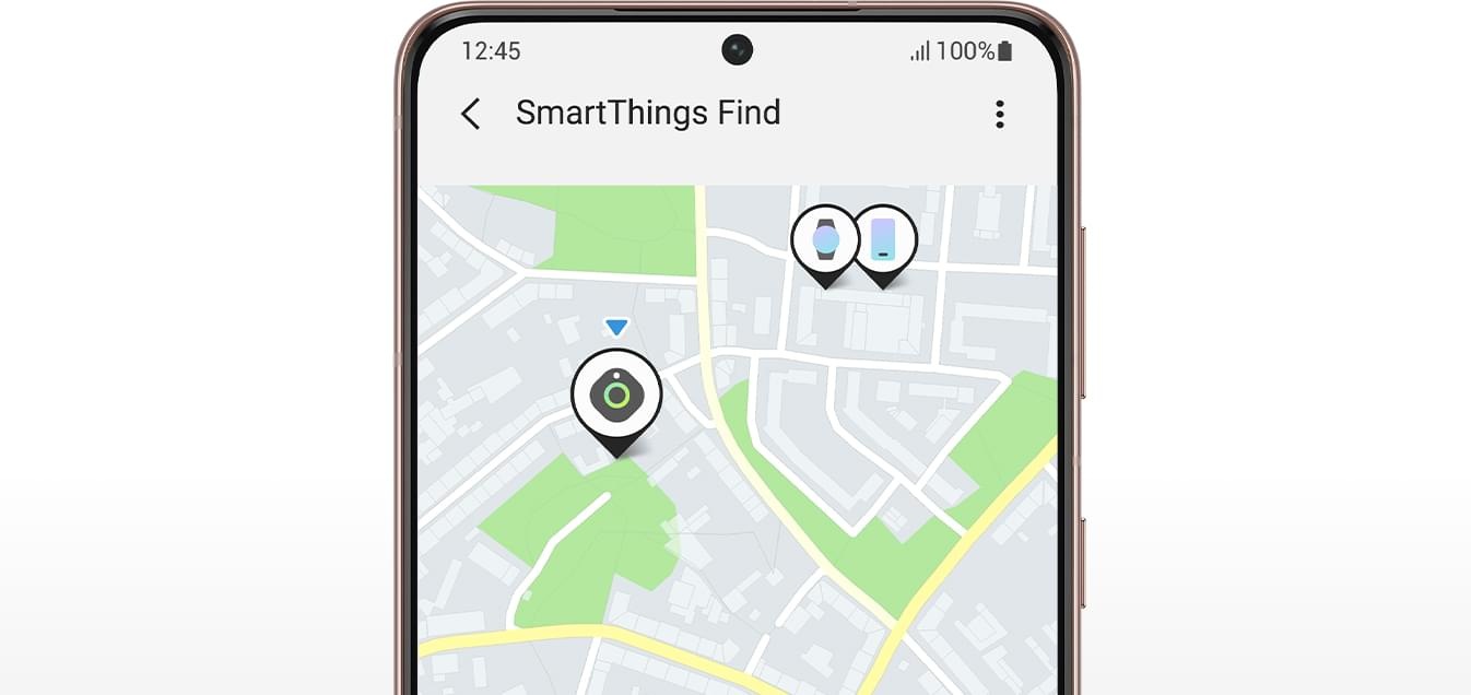 Galaxy S21 Plus 5G visto frontalmente con l'app Galaxy SmartThings su schermo, mentre mostra una persona che cerca l'oggetto smarrito con Galaxy SmartTag collegato.