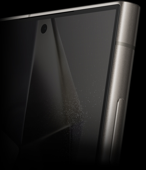 Primo piano leggermente angolato per mostrare i lati dello schermo del Galaxy S24 Ultra.