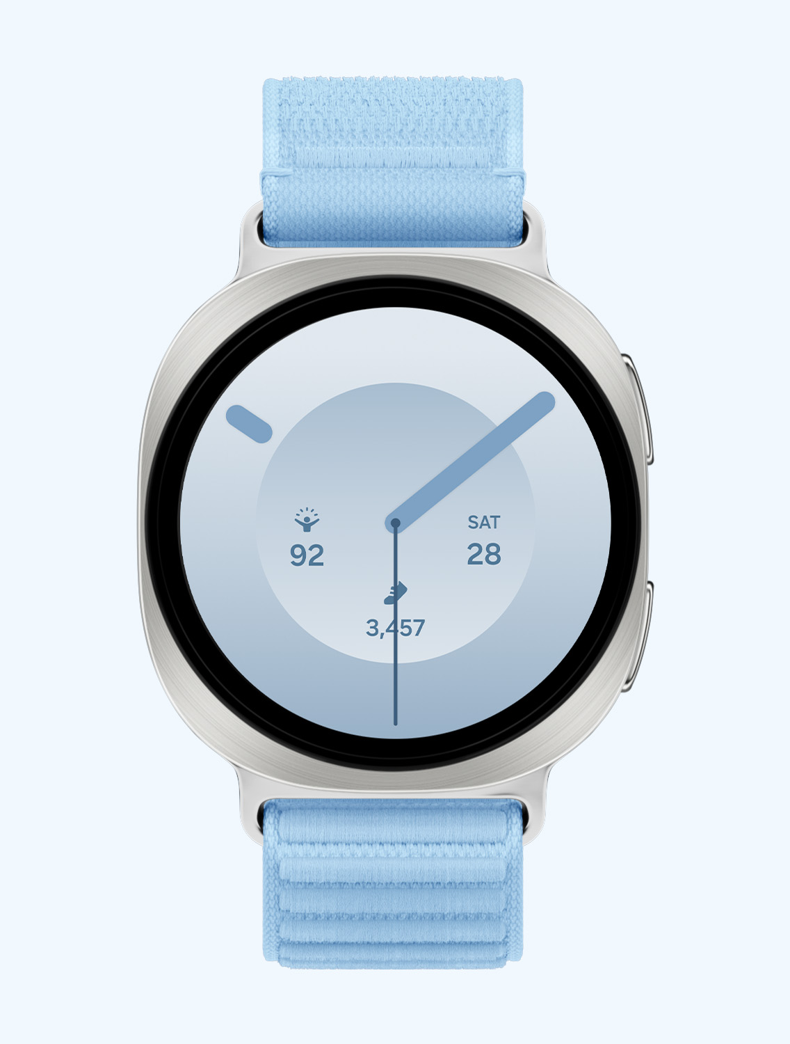 ブルーのFabric Bandを装着したGalaxy Watch9の正面および斜めからのクローズアップ画像。時刻、エナジースコア、日付、歩数などの情報を表示するウォッチフェイスが映し出されています。