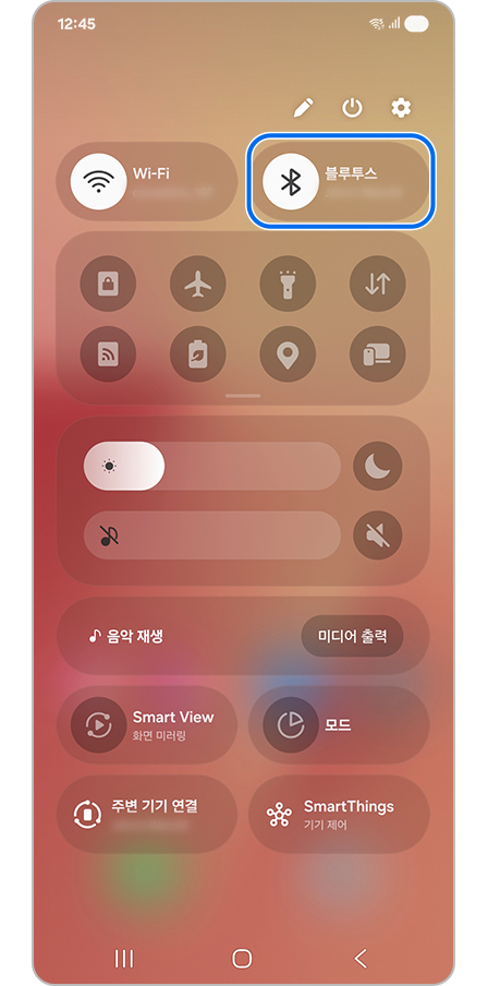 퀵 패널에서 블루투스 기능이 켜져 있는 모습
