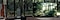 모던한 주택 내부의 바닥에서 천장까지 이어진 유리창 앞에 삼성 Lifestyle TV가 놓여 있습니다. 화면 속 울창한 숲의 이미지는 창밖의 나무와 어우러집니다.
