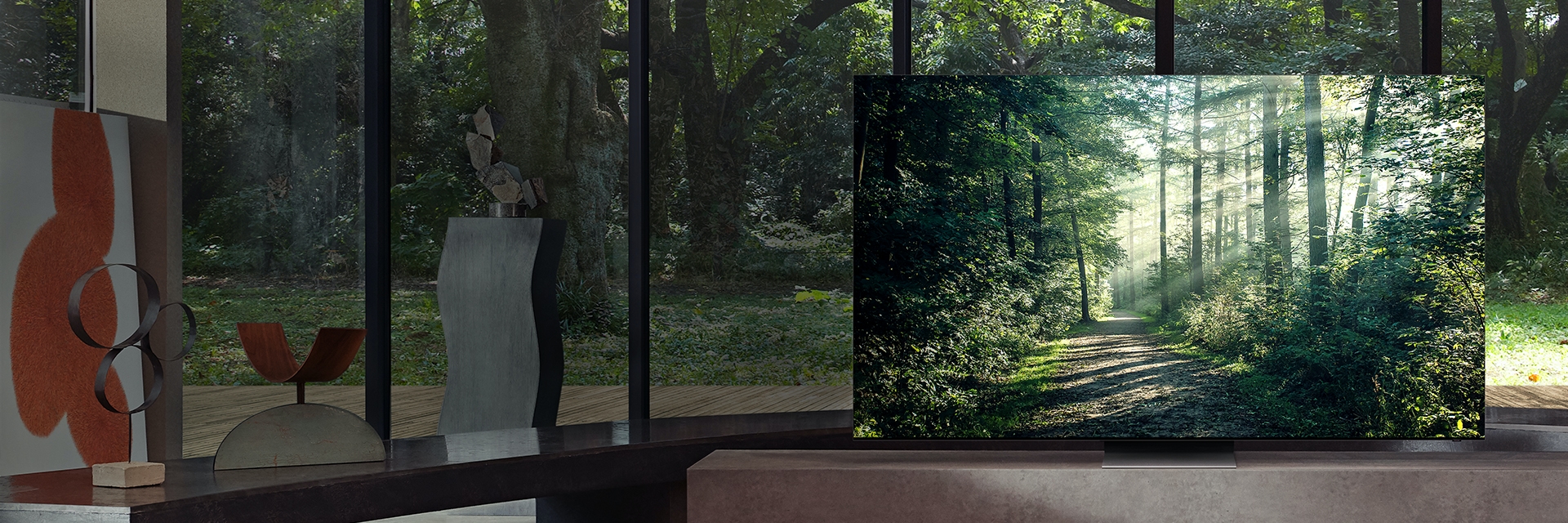 모던한 주택 내부의 바닥에서 천장까지 이어진 유리창 앞에 삼성 Lifestyle TV가 놓여 있습니다. 화면 속 울창한 숲의 이미지는 창밖의 나무와 어우러집니다.