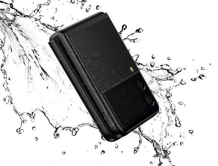 접혀진 갤럭시 Z 플립3 5G에 물이 뿌려지고 있습니다.