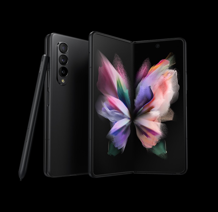 갤럭시 Z 폴드3 5G 2대가 있습니다. 1대는 후면 디스플레이가 보이고 다른 1대는 메인 스크린에 화려한 이미지가 보이게 펼쳐져 있습니다. S펜 폴드 에디션이 옆에 기대어 있습니다.