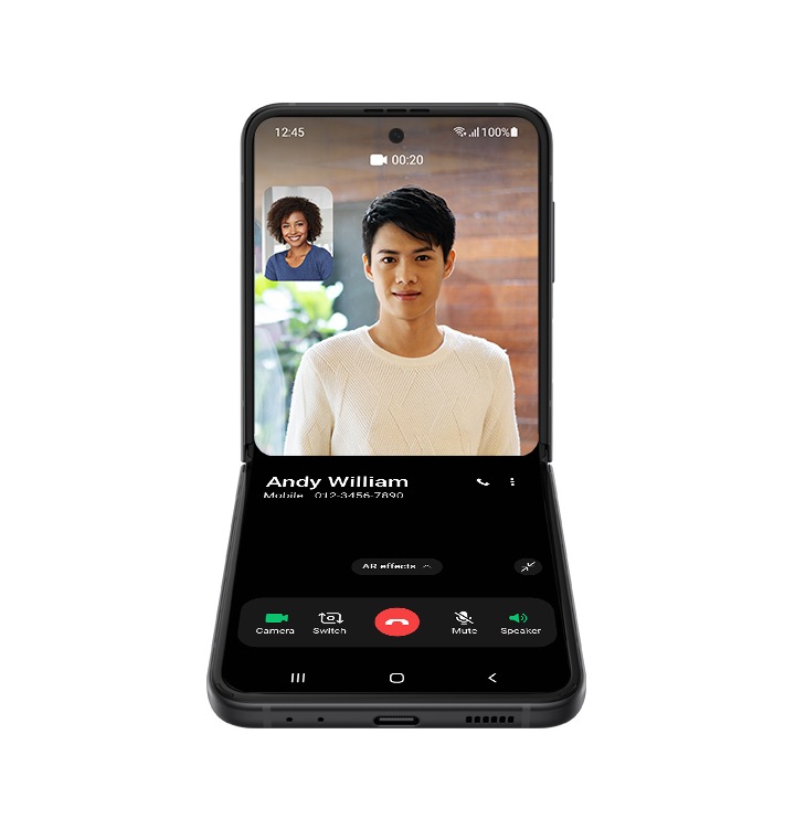 갤럭시 Z 플립3 5G 플렉스 모드로 한 남자와 여자가 영상 통화를 하고 있습니다.