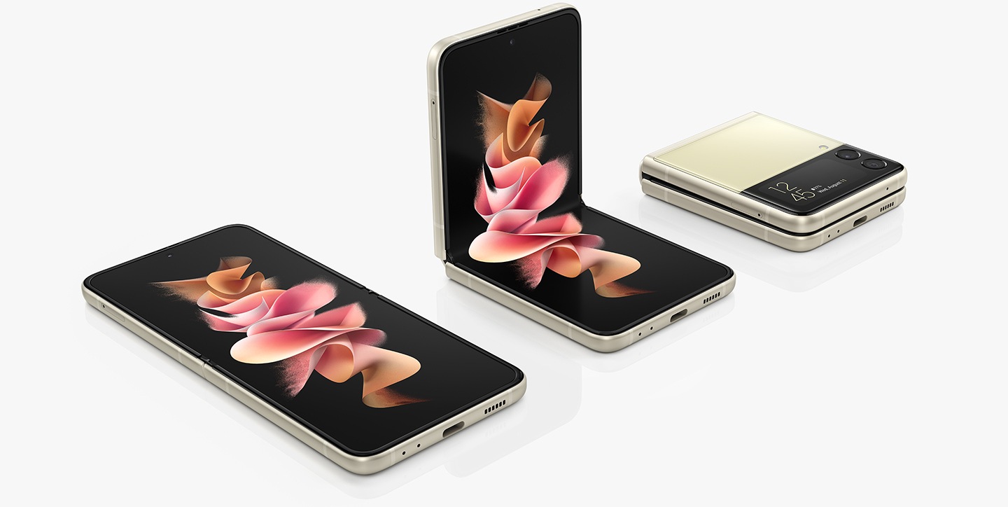 갤럭시 Z 플립3 5G 3대가 있습니다. 1대는 메인 화면에 화려한 이미지가 펼쳐져 있으며, 다른 1대는 플렉스 모드로, 나머지 1대는 시간이 표시 되는 커버 화면 방향으로 접혀 있습니다.