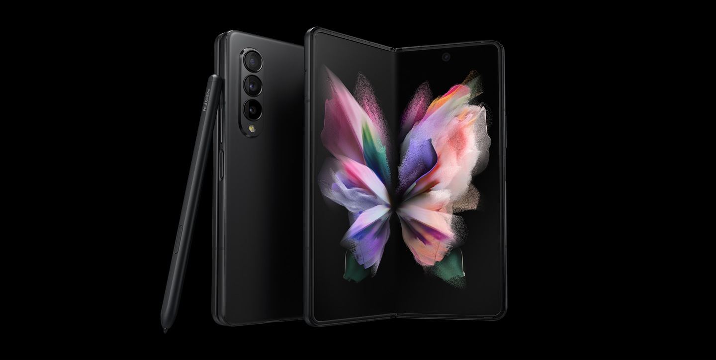 갤럭시 Z 폴드3 5G 2대가 있습니다. 1대는 후면 디스플레이가 보이고 다른 1대는 메인 스크린에 화려한 이미지가 보이게 펼쳐져 있습니다. S펜 폴드 에디션이 옆에 기대어 있습니다.