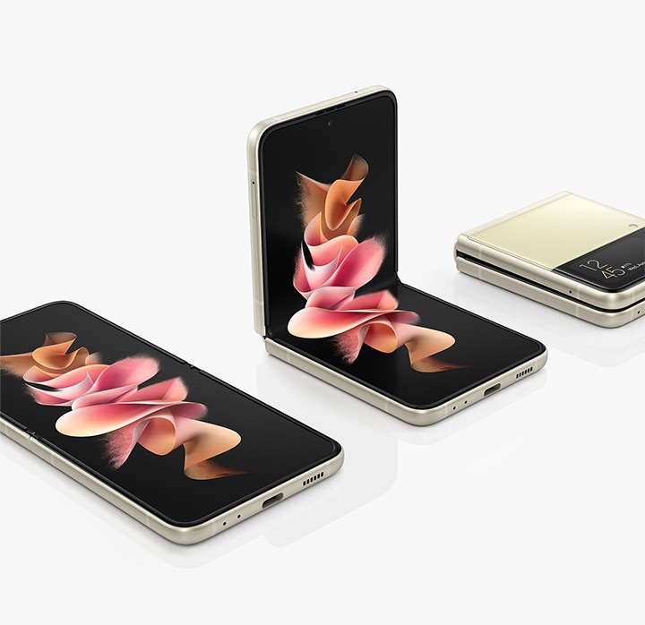 갤럭시 Z 플립3 5G 3대가 있습니다. 1대는 메인 화면에 화려한 이미지가 펼쳐져 있으며, 다른 1대는 플렉스 모드로, 나머지 1대는 시간이 표시 되는 커버 화면 방향으로 접혀 있습니다.