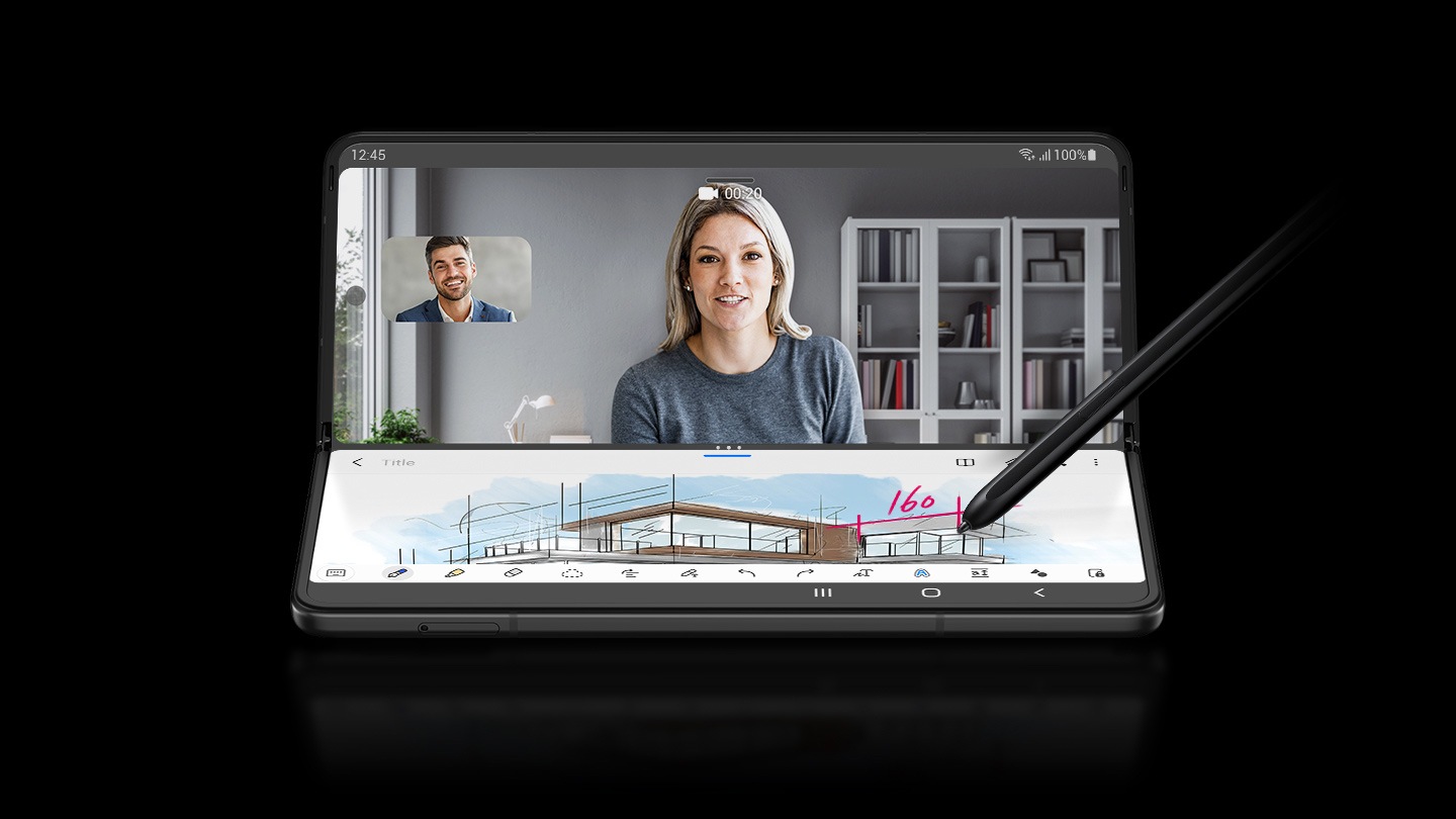 갤럭시 Z 폴드3 5G 플렉스 모드로 화면 상단에서 남녀가 화상 회의를 진행하고 있습니다. 하단 화면에는 건물이 스케지되어 있습니다. 하단 화면 위로 S펜 폴드 에디션이 닿습니다.