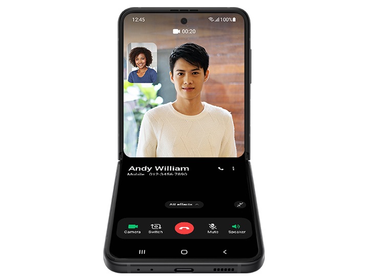 갤럭시 Z 플립3 5G 플렉스 모드로 한 남자와 여자가 영상 통화를 하고 있습니다.