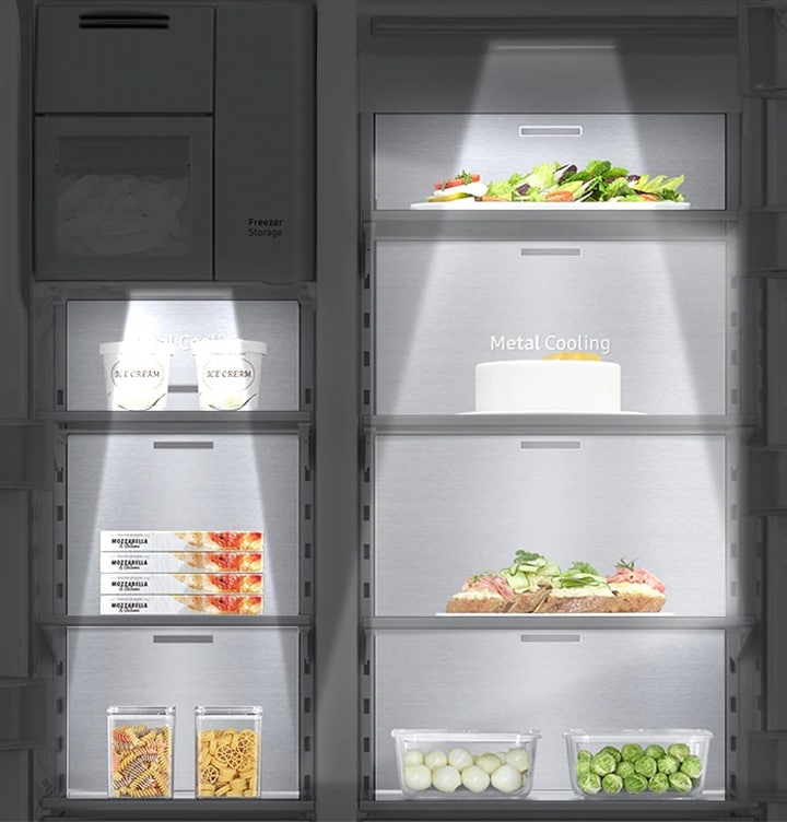 LED 조명이 냉장고 실내에 비치는 모습이 보여집니다.
