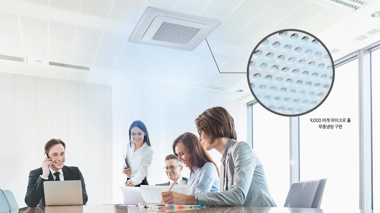 회의실에서 회의중인 여러 사람들이 있고 그 위로 천장에 무풍 4Way 실내기가 설치되어 있습니다. 실내기 주변으로는 은은한 블루콘으로 시원한 공기를 표현하고 있으며, 판넬 우측을 확대하여 보여주며 확대한 이미지 아래로는 15,700 여개 마이크로 홀 무풍냉방 구현 이라는 텍스트가 있습니다.