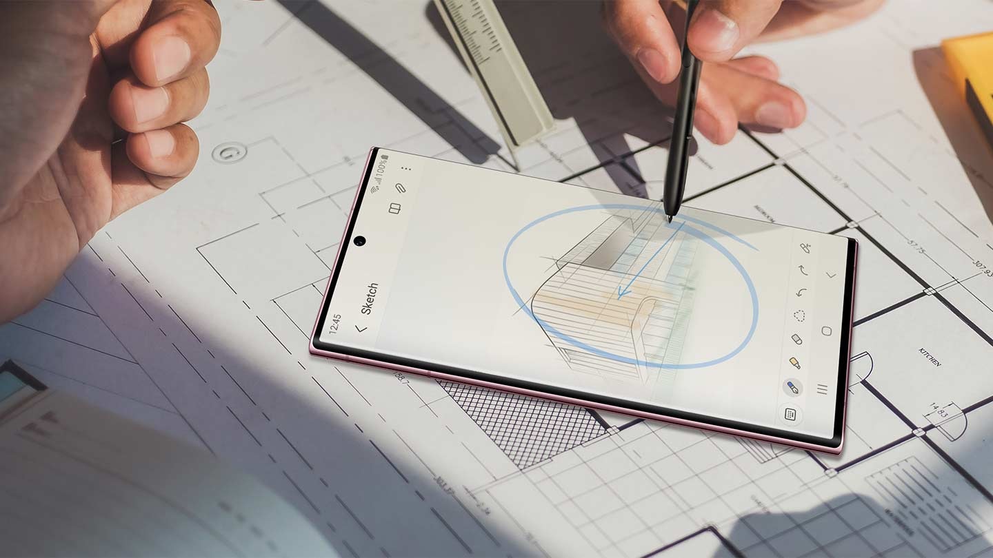 갤럭시 S22 Ultra가 시공 청사진 위에 닿습니다. 삼성 노트 앱에서 건물의 건축 스케치가 열립니다. S펜을 쥔 손이 화면 속 스케치에 메모합니다.