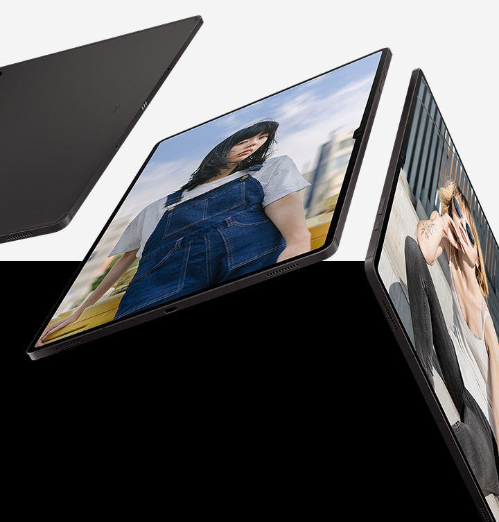 두 개의 갤럭시 탭 S8 시리즈가 있습니다. 각각의 화면 안에는 다른 장소에서 포즈를 취하고 있는 두 명의 여성이 있습니다.