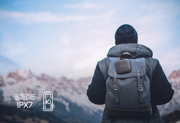 사용자의 뒷 모습과 neo 제품이 보입니다.