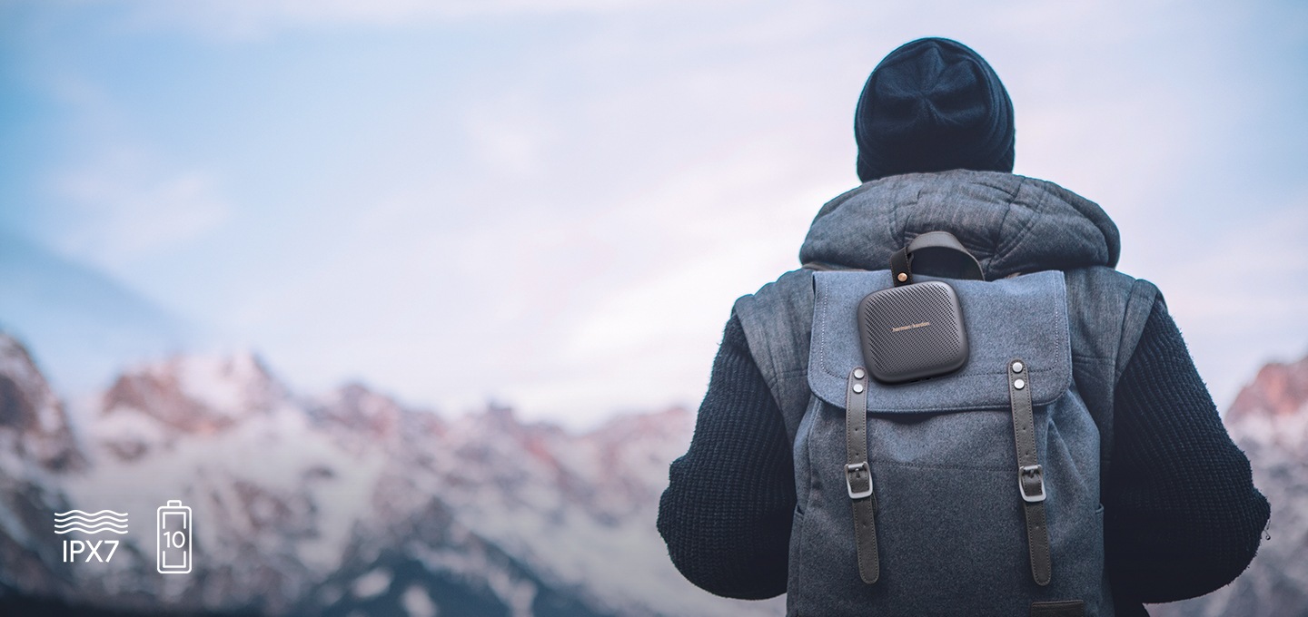 사용자의 뒷 모습과 neo 제품이 보입니다.