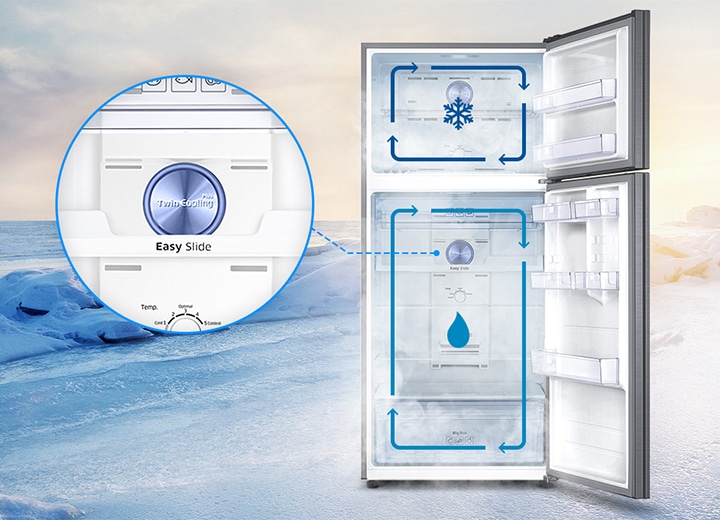 냉장고가 문 열린상태로 보이고 있으며, 냉각기 부분이 확대되어 보여지고 있습니다.