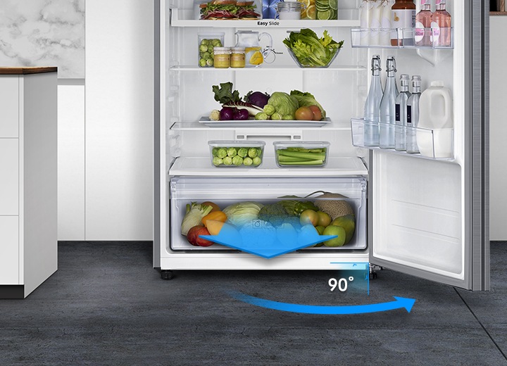 냉장고 하단부가 확대되어 보여지고 있습니다.