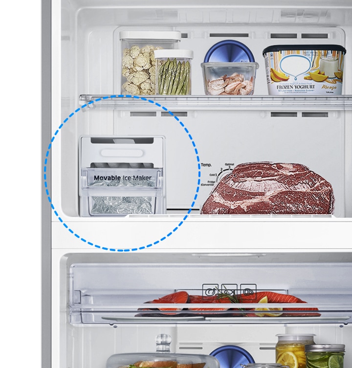 냉장고 아이스메이커 부분이 확대되어 보여지고 있습니다.