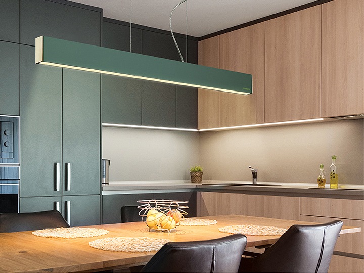 펜던트 조명(그린)이 거실 식탁위에 설치되어 있습니다.