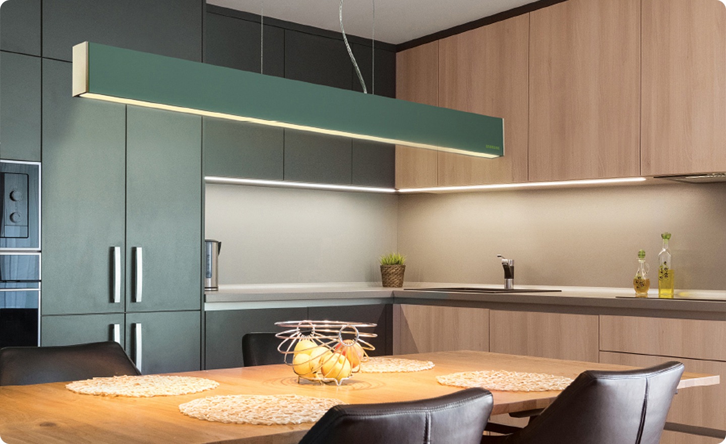 펜던트 조명(그린)이 거실 식탁위에 설치되어 있습니다.