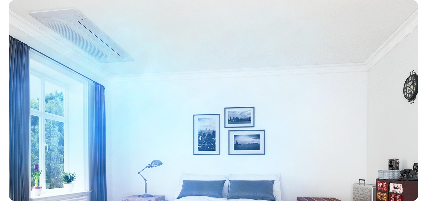 방 안에 시스템에어컨 1Way 날개가 닫혀있고 에어컨에서 방울안에 잎사귀가 방 안으로 퍼져나가는 이미지로 PM1.0 필터 시스템을 통해 초미세먼지와 유해세균이 99% 제거된 것을 형상화한 이미지입니다