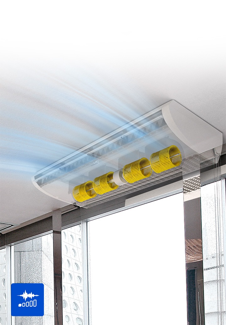 시스템에어컨 실링의 내부를 보여주는 이미지. 넓은 블레이드와 모터가 시원한 바람을 내보내는 이미지.